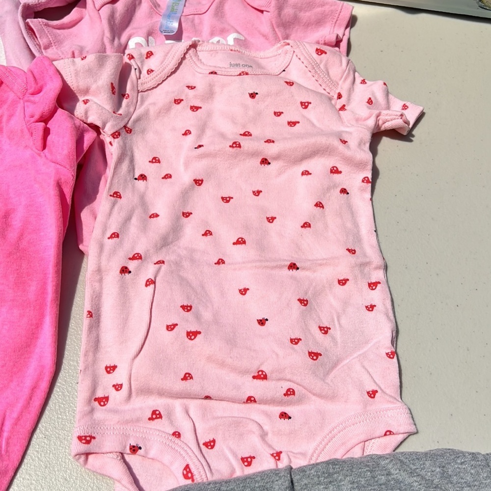 Lot of 12 girls Onesies - Picture 11 of 13